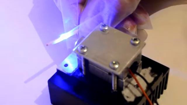 Cutting a match by 1W rated blue diode, real time смотреть онлайн