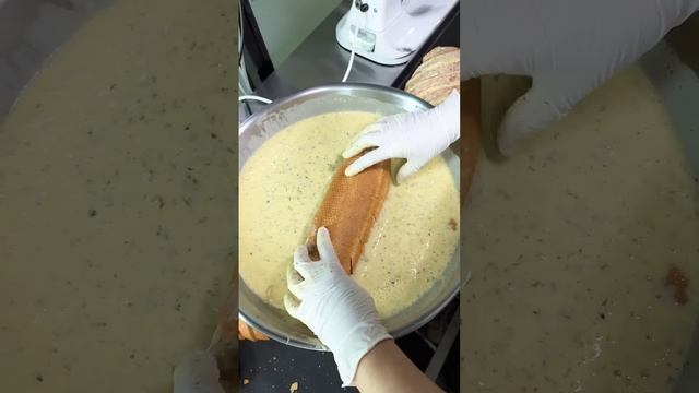 Багет с чесночным маслом. Канал Уличная Еда / Street Food Channel t.me/StreetFoodChannel смотреть онлайн