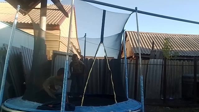 прыгаем на батуте