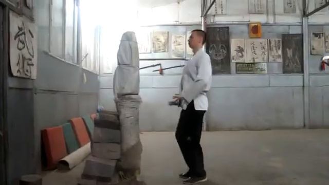 Кунгфу Харьков .Стиль Эмэй пай Хуа мэнь При выполнении этого приема, важно сохранить напряжение во смотреть онлайн