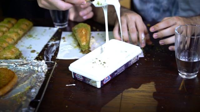 21.500 KALORİ TATLI BAKLAVA YEDİM #ÇılgınMutfak смотреть онлайн
