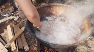 Шурпа из баранины в казане на костре.Кайнатма шурва,Кашкадарёлик мусофир йигитлардан!!!