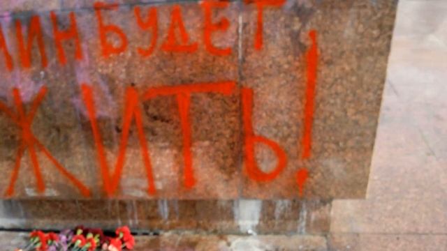 Защитники поваленного Ленина в Херсоне смотреть онлайн