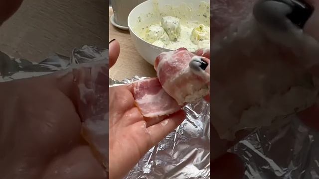 🥔+🥓 и Соус : сметана + майонез 1/1 + зубчик чеснока + зелень #картошкавдуховке смотреть онлайн