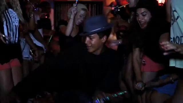 Selena Gomes- BIRTHDAY смотреть онлайн