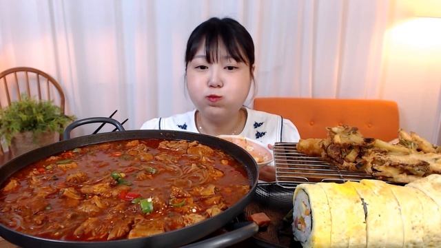 둥근당면 가득 매운돼지갈비찜 계란김밥 야채튀김 오징어튀김 오이김치 먹방 Spicy Galbi-jjim with Noodles Kimchi Koreanfood Mukbang смотреть онлайн