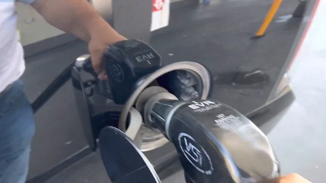 Америкада машинани бензин билан тулдириш $ канчага тушади