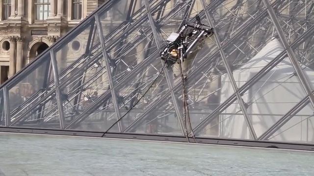 Glass Pyramid Robot Cleaner at the Louvre, Paris смотреть онлайн