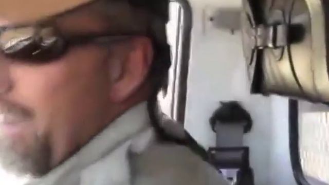Бешеный слон атакует джип с людьми смотреть онлайн