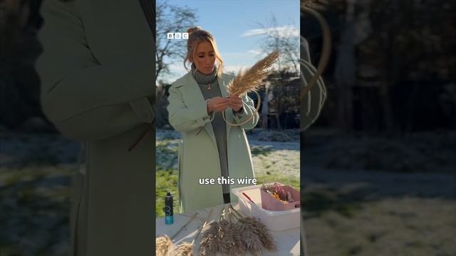 Make your own pampas grass wreath, just like Stacey and Mrs Hinch 💐 #SortYourLifeOut смотреть онлайн