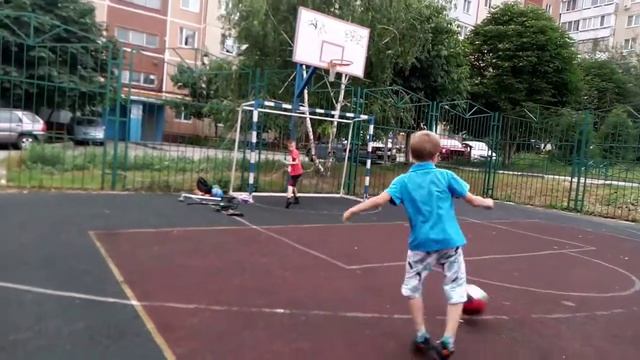 мы с пацанами играем в 1 касание! смотреть онлайн