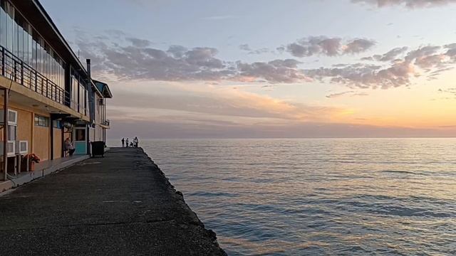 Прогулка по набережной и игра в монополию. 10.12.2024, день 67 смотреть онлайн