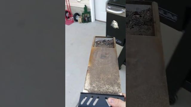 PitBoss Platinum Lockhart ash clean out. смотреть онлайн