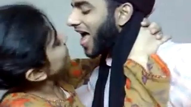 Pakistani Muslim Bhabhi Kissing