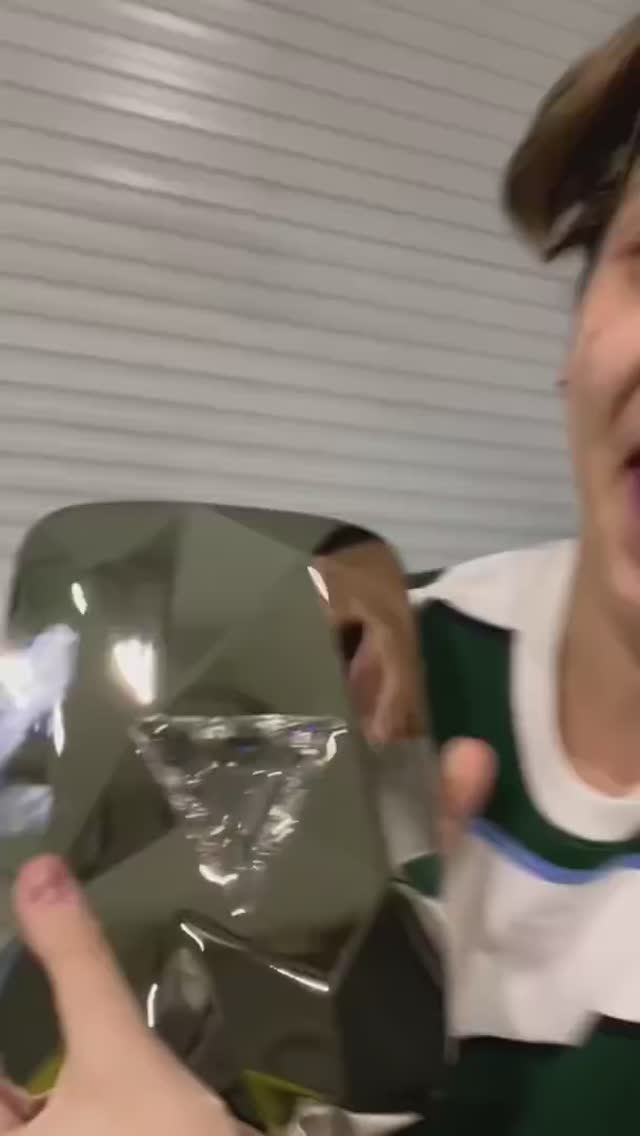 Украли БРИЛЛИАНТОВУЮ кнопку Ютуб!!! #shorts смотреть онлайн