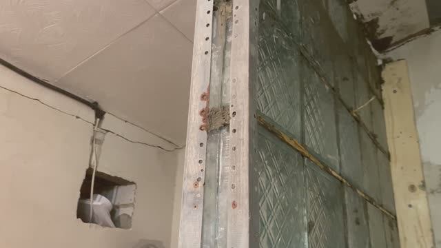 Построил душевую кабину из стеклоблоков СССР, потратил всего 2000 руб смотреть онлайн