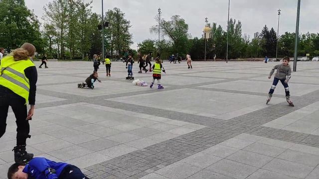 Роллеры, Украина, Николаев, 28 апреля 2024, Колдуны на Серой площади, 1-е видео #Inline_skating смотреть онлайн