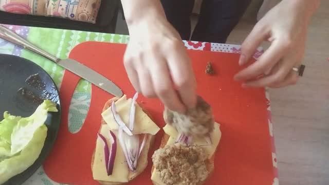 Гамбургер из хлеба и котлеты../Бургер по-русски. смотреть онлайн