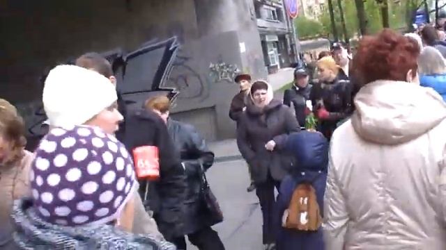 народ идёт и идёт к памятнику Победе в РИге 2010 9 смотреть онлайн