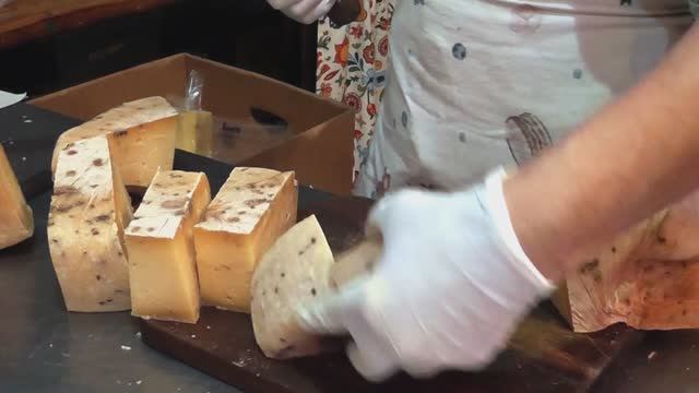 БЕЛАЯ КОЗА АКИ ПЧЕЛА🐝🐝🐝В КОЛХОЗЕ НЕКОГДА СКУЧАТЬ смотреть онлайн