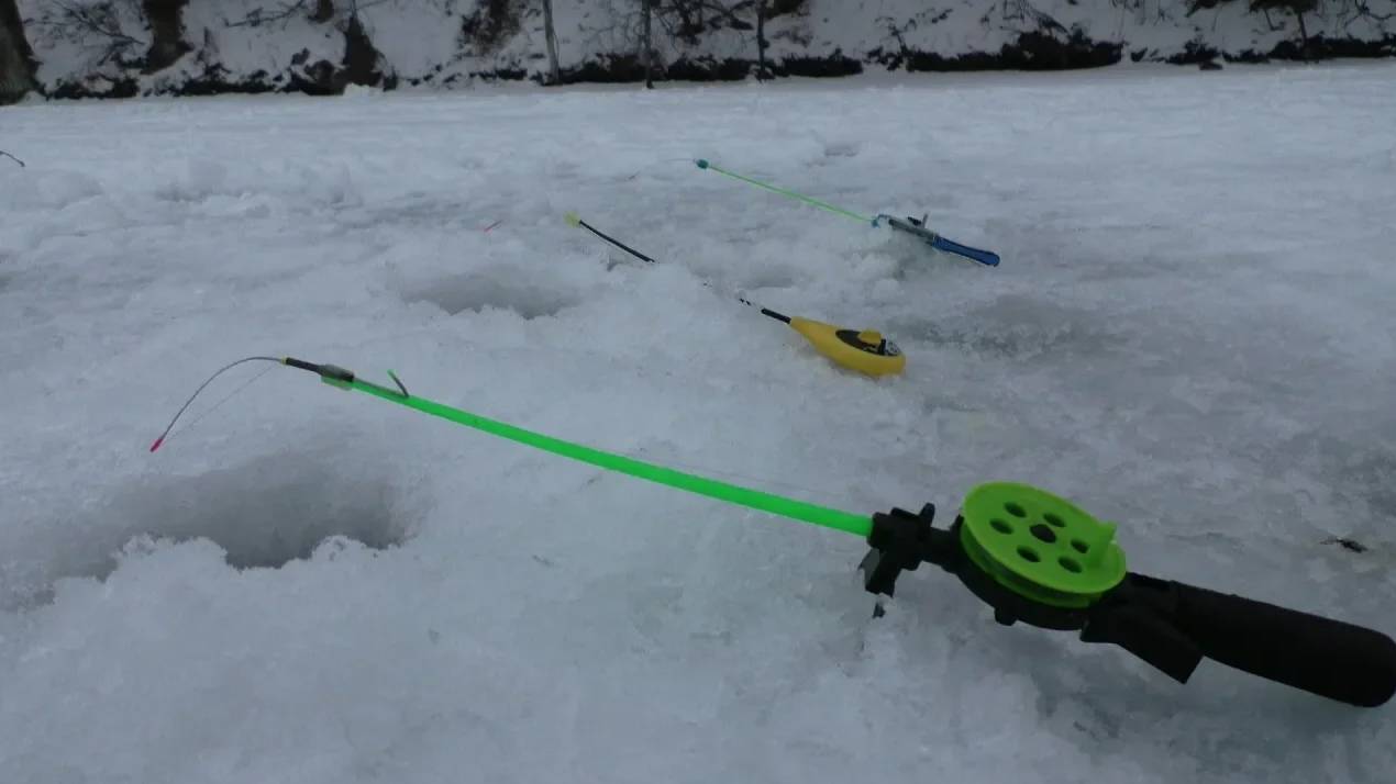 Просверлил новую лунку и понеслось! Давно так не ловил. Зимняя рыбалка смотреть онлайн