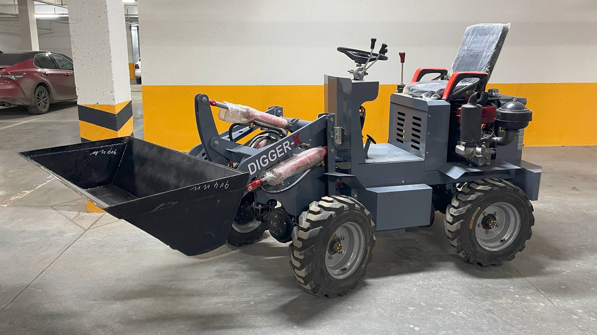 Мини-погрузчик Digger DX300 в работе смотреть онлайн