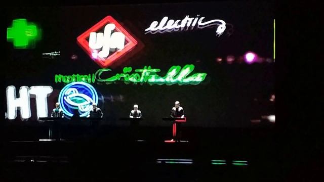 NEON LIGHT. Kraftwerk Moscow 13.02.2018 смотреть онлайн