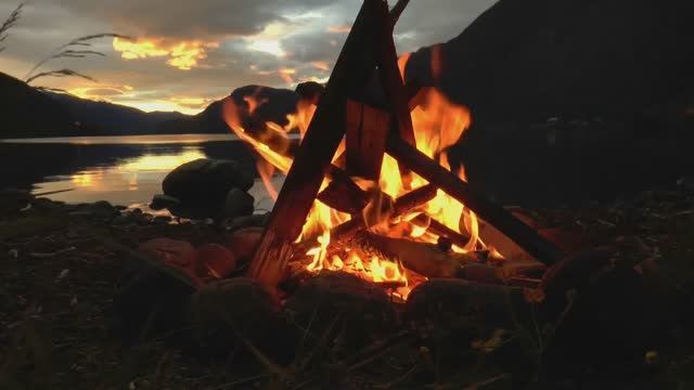 Костёр на берегу озера
Lakeside Campfire with Relaxing Nature Sounds смотреть онлайн