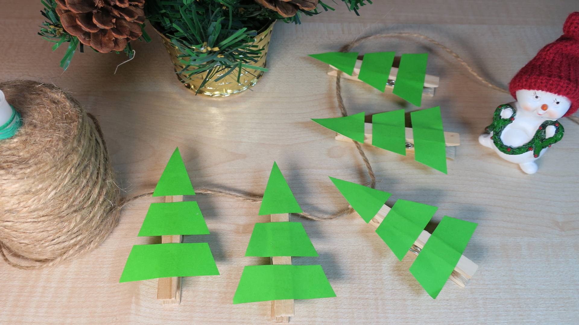 Как сделать новогоднюю гирлянду из прищепок. Как сделать гирлянду из бумаги смотреть онлайн