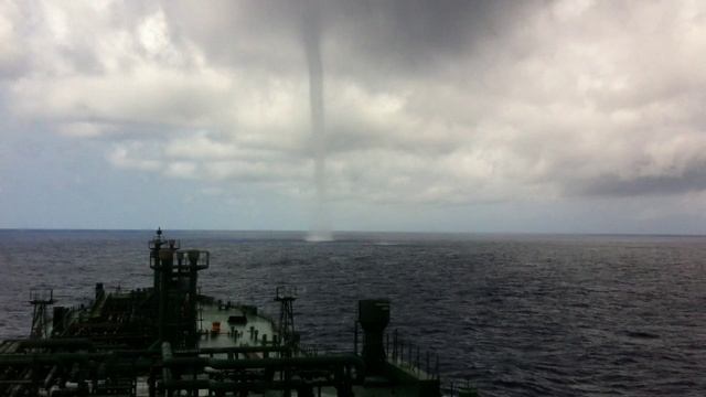 Торнадо - смерч в море