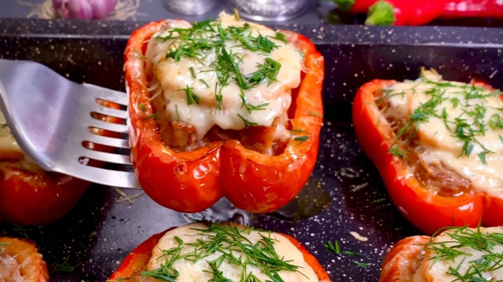 ФАРШИРОВАННЫЙ ПЕРЕЦ ПО-НОВОМУ! Фаршированные перцы в духовке, как никогда вкусно. Необычный рецепт смотреть онлайн