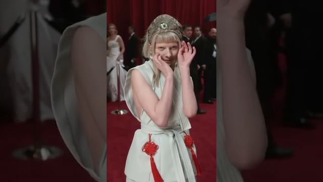 Aurora slow motion on the Red Carpet (GlamBot) - The Oscars смотреть онлайн