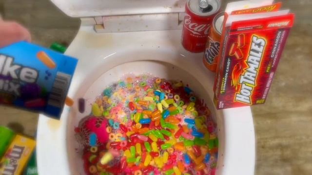 Will it Flush? Gum Balls, Coca Cola, Sprite, Plastic Balls смотреть онлайн
