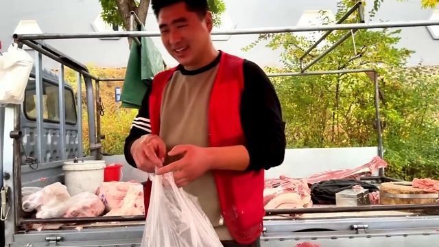 600磅的大猪！大哥一个人就买了两大袋猪肉。排骨早早的就卖光了。