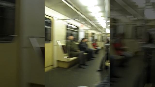 Тип зажигает в метро! смотреть онлайн