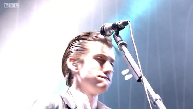 Arctic Monkeys - R U Mine? (Reading and Leeds 2014) смотреть онлайн