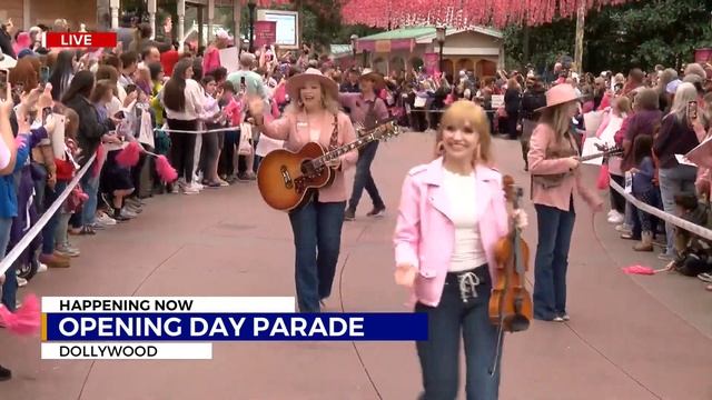 Dolly Parton says hello during opening day parade at Dollywood смотреть онлайн
