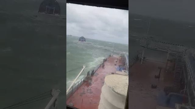 Танкер «Волгонефть-239» терпит бедствие в Керченском проливе. смотреть онлайн