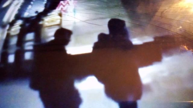 Парень треснул всех пьяных мужиков и защитил женщину.