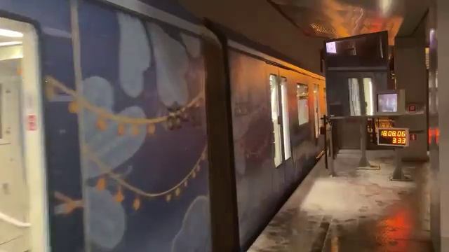 Новогодний поезд 🚆 в метро Москвы ☝️😉✌️👍 смотреть онлайн