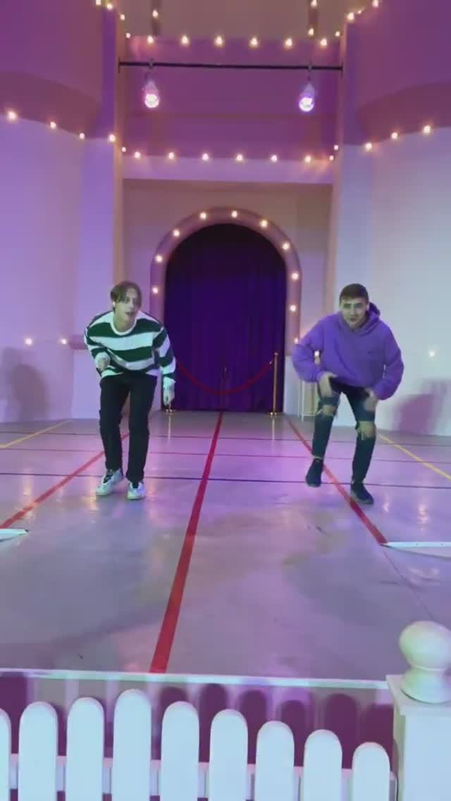 Мы танцуем! #shorts смотреть онлайн