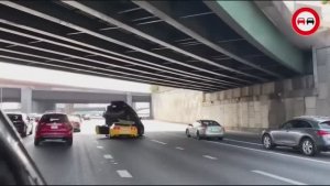 Страшные аварии и ДТП на летних дорогах. Заносы грузовиков и фур на сухой трассе.