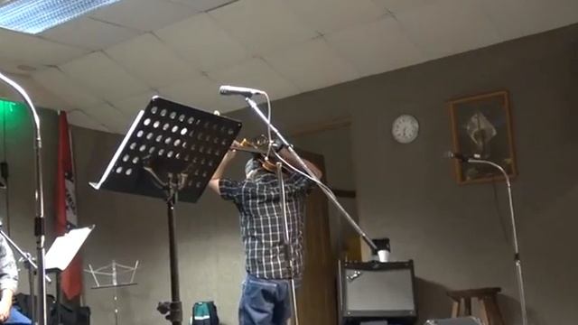THIS GUY PLAYS "JOHNNY BE GOOD" ON THE TOP OF HIS HEAD !! смотреть онлайн