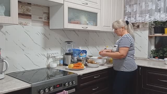 САЛАТЫ сделала. С вами ПОБОЛТАЛА. КОНВЕРТЫ испекла. смотреть онлайн