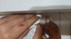 Как снять рулонную штору.