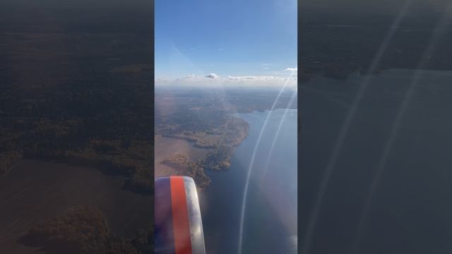 Шикарный вид из иллюминатора самолёта смотреть онлайн