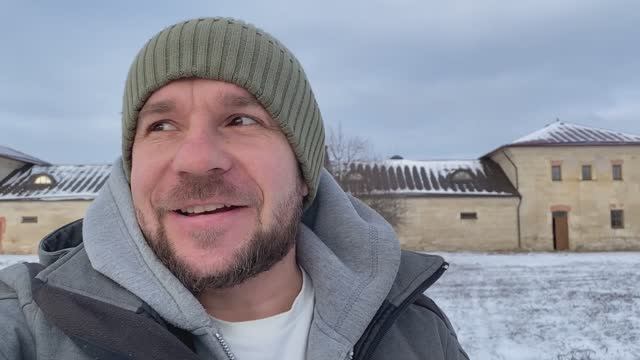 Из старинной конюшни сделали крепость с гостиницей смотреть онлайн