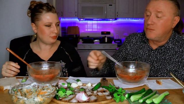 МУКБАНГ. БОРЩ. КОПЧЁНОЕ САЛО С ЧЕСНОКОМ. MUKBANG. ASMR. PORK FAT. #mukbang #foodlover