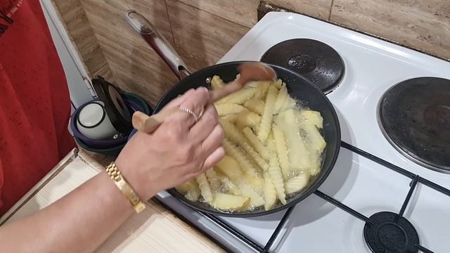 РЕБЪРЦА НА СКАРА ПЪРЖЕНИ КАРТОФИ И САЛАТА ДОМАТИ. 🍻 смотреть онлайн