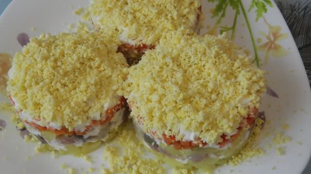 КАК ПРИГОТОВИТЬ САЛАТ МИМОЗА НА НОВЫЙ ГОД смотреть онлайн